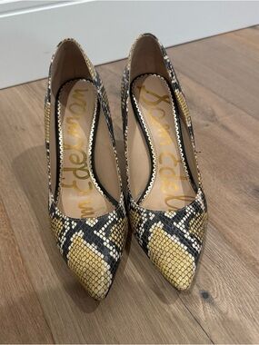 Sam Edelman Yellow and Black Snake-Print Pointed Pumps